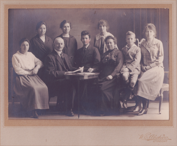 876324 Groepsportret van de leden van het gezin Van Zelm, vermoedelijk van de gelijknamige muziekhandel op de ...